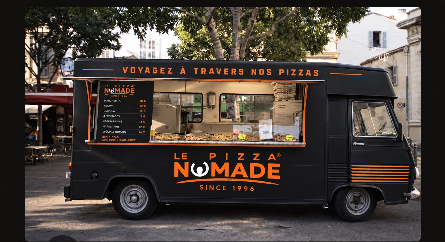Camion Pizza Le Nomade noir et orange avec le logo officiel